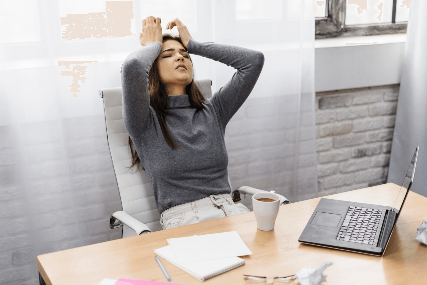 Persona estresada en oficina