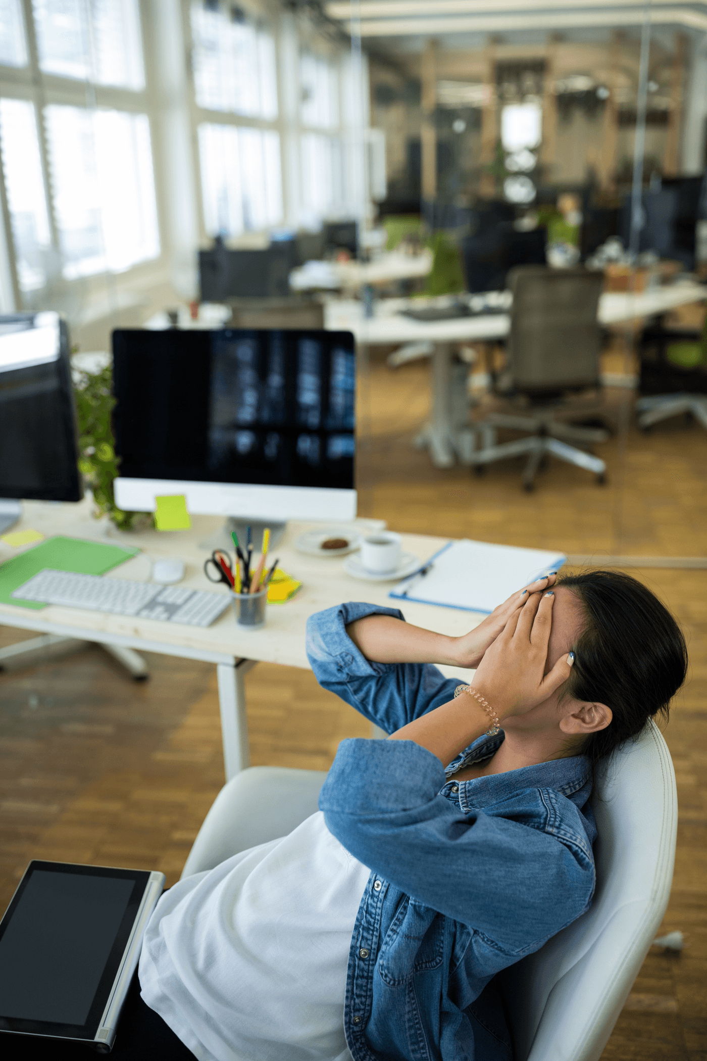 Persona con estrés en oficina