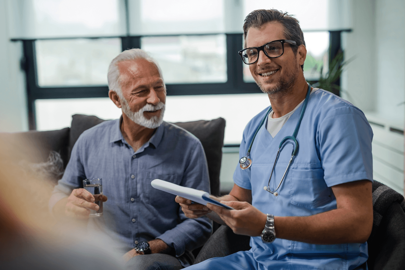 Médico en consulta con paciente